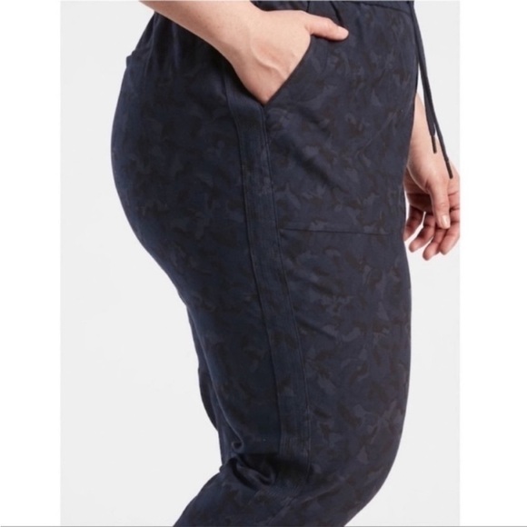 Athleta Black Navy Camo Print Drawstring Waist Joggers w/Pockets - Picture 3 of 11